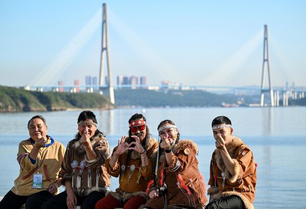 EEF-2025 Hoạt động diễn đàn. Những người tham dự diễn đàn trên bờ sông - Sputnik Việt Nam