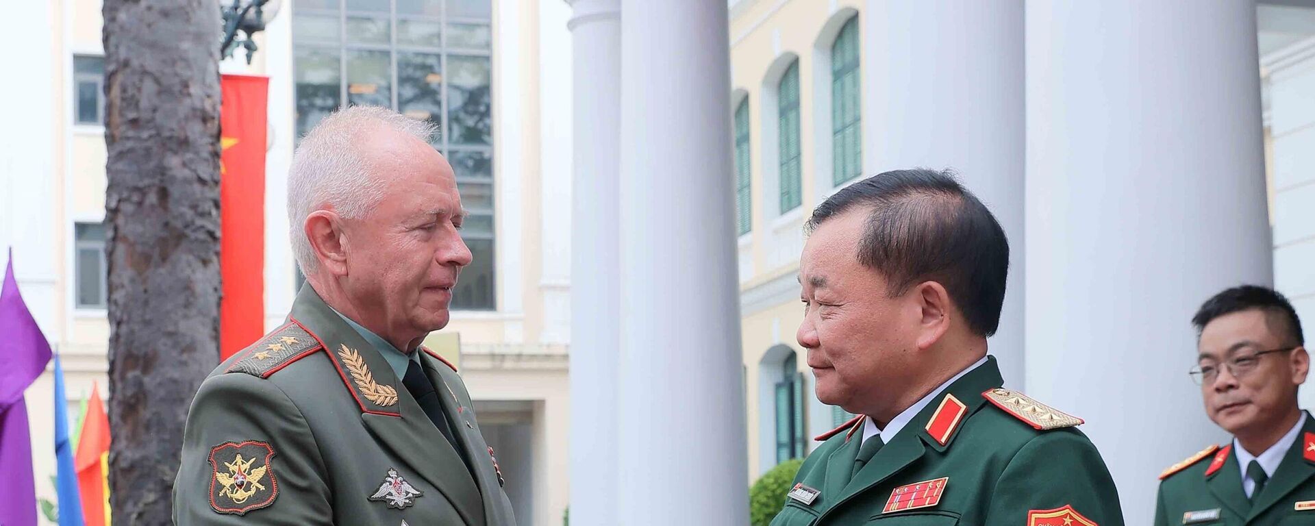 Thượng tướng Hoàng Xuân Chiến, Ủy viên Trung ương Đảng, Ủy viên Thường vụ Quân ủy Trung ương, Thứ trưởng Bộ Quốc phòng Việt Nam đón Thượng tướng Alexander Vasilyevich Fomin, Thứ trưởng Bộ Quốc phòng Liên bang Nga

 - Sputnik Việt Nam, 1920, 03.09.2025