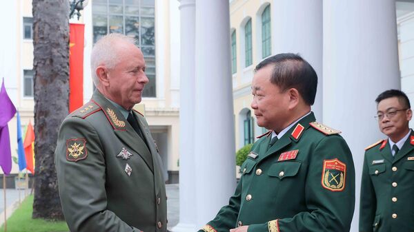Thượng tướng Hoàng Xuân Chiến, Ủy viên Trung ương Đảng, Ủy viên Thường vụ Quân ủy Trung ương, Thứ trưởng Bộ Quốc phòng Việt Nam đón Thượng tướng Alexander Vasilyevich Fomin, Thứ trưởng Bộ Quốc phòng Liên bang Nga

 - Sputnik Việt Nam