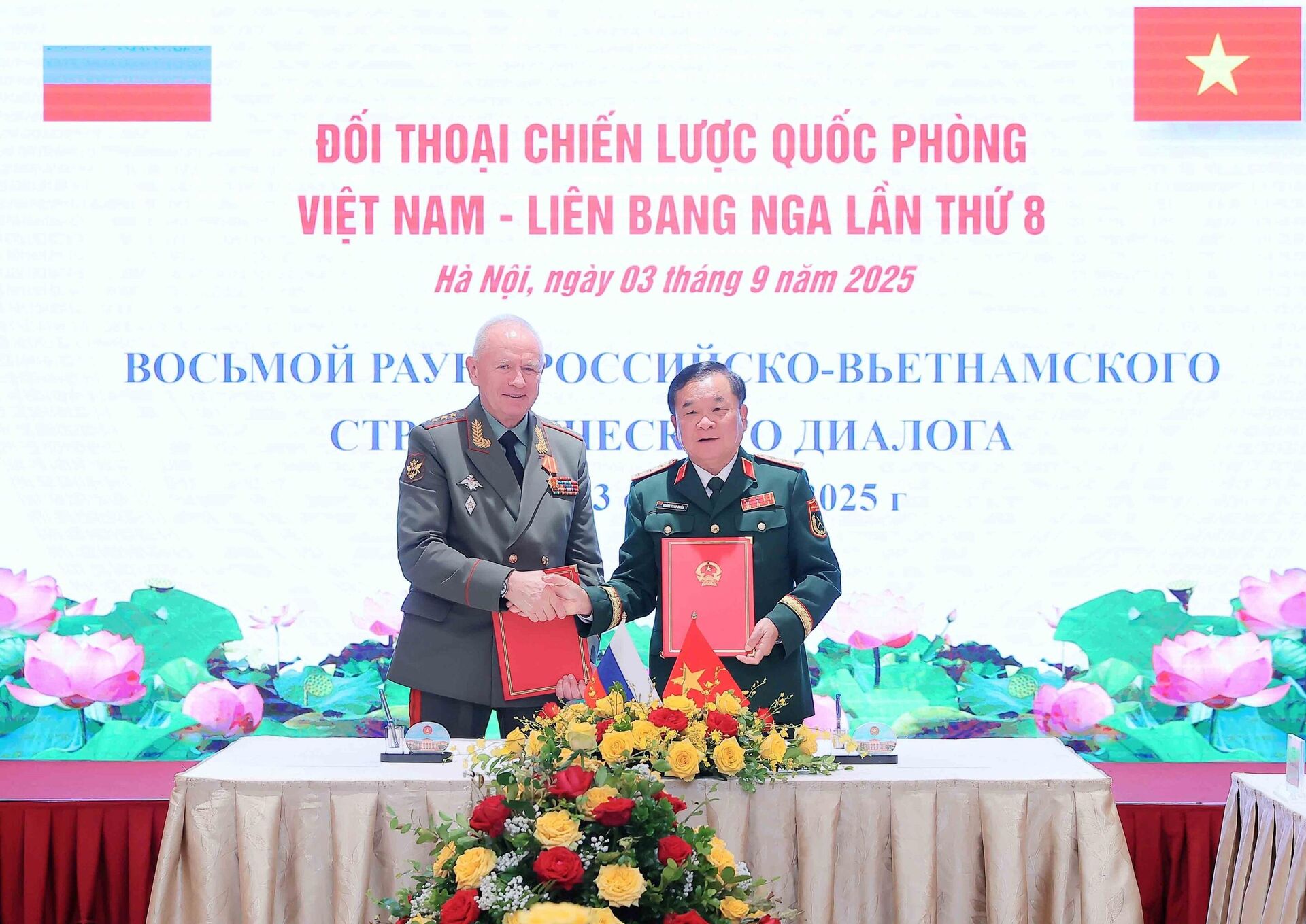 Thượng tướng Hoàng Xuân Chiến, Ủy viên Trung ương Đảng, Ủy viên Thường vụ Quân ủy Trung ương, Thứ trưởng Bộ Quốc phòng Việt Nam và Thượng tướng Alexander Vasilyevich Fomin, Thứ trưởng Bộ Quốc phòng Liên bang Nga ký biên bản đối thoại Đối thoại Chiến lược Quốc phòng Việt Nam- Liên bang Nga lần thứ 8 - Sputnik Việt Nam, 1920, 03.09.2025