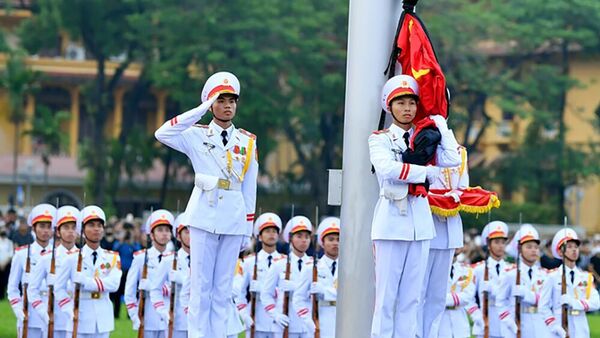 Đội tiêu binh Bộ Tư lệnh bảo vệ Lăng Chủ tịch Hồ Chí Minh thực hiện nghi thức treo cờ rủ Lễ Quốc tang Tổng Bí thư Nguyễn Phú Trọng - Sputnik Việt Nam
