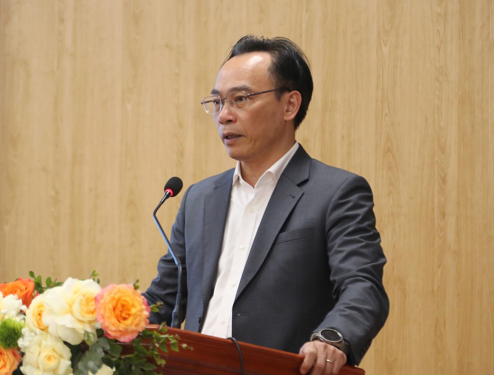 Tại Quyết định số 1885/QĐ-TTg, Thủ tướng Chính phủ điều động, bổ nhiệm ông Hoàng Minh Sơn, Thứ trưởng Bộ Giáo dục và Đào tạo giữ chức Chủ tịch Hội đồng, Giám đốc Đại học Quốc gia Hà Nội. Tại Quyết định số 1885/QĐ-TTg, Thủ tướng Chính phủ điều động, bổ nhiệm ông Hoàng Minh Sơn, Thứ trưởng Bộ Giáo dục và Đào tạo giữ chức Chủ tịch Hội đồng, Giám đốc Đại học Quốc gia Hà Nội. - Sputnik Việt Nam, 1920, 03.09.2025