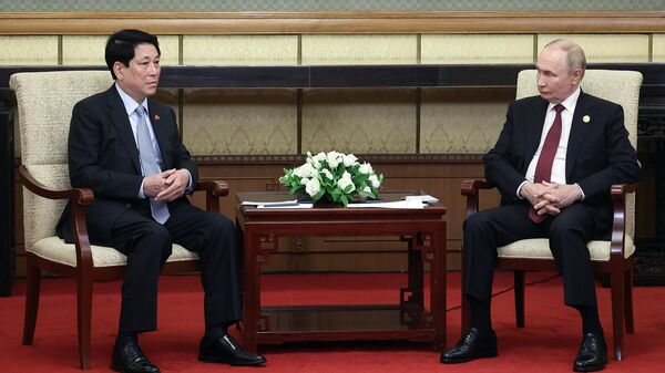 Tổng thống Nga Vladimir Putin và Chủ tịch nước Cộng hòa xã hội chủ nghĩa Việt Nam Lương Cường trong một cuộc gặp tại Bắc Kinh. - Sputnik Việt Nam