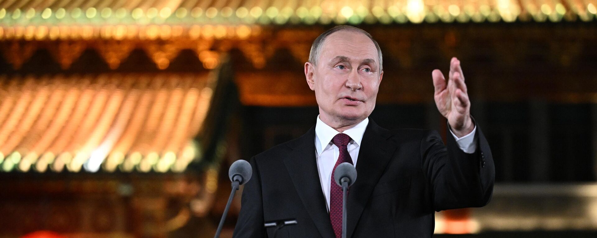 Tổng thống Nga Vladimir Putin tiếp cận các đại diện truyền thông tại Dinh thự Điếu Ngư Đài ở Bắc Kinh. - Sputnik Việt Nam, 1920, 03.09.2025