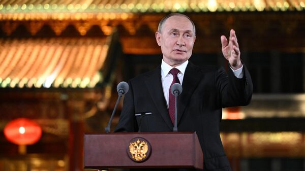 Tổng thống Nga Vladimir Putin tiếp cận các đại diện truyền thông tại Dinh thự Điếu Ngư Đài ở Bắc Kinh. - Sputnik Việt Nam