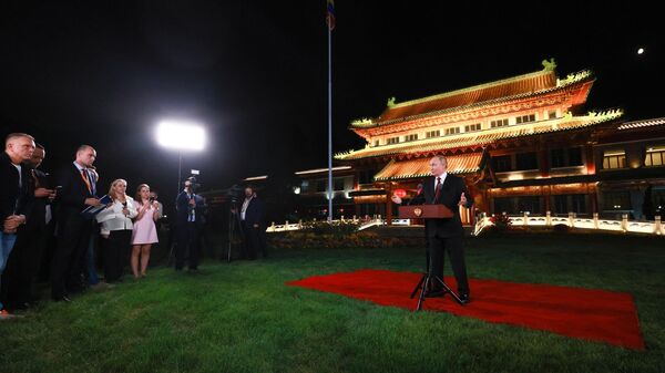 Tổng thống Nga Vladimir Putin tiếp cận các đại diện truyền thông tại Dinh thự Điếu Ngư Đài ở Bắc Kinh. - Sputnik Việt Nam