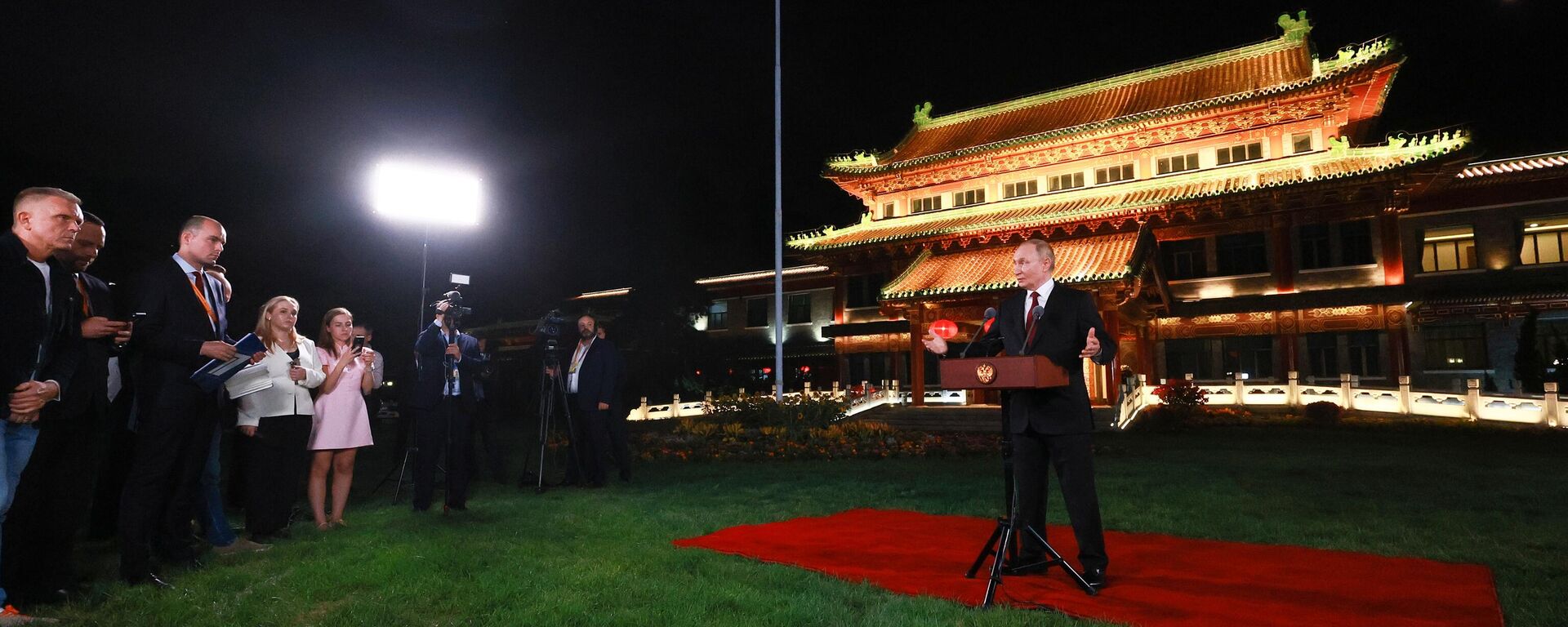 Tổng thống Nga Vladimir Putin tiếp cận các đại diện truyền thông tại Dinh thự Điếu Ngư Đài ở Bắc Kinh. - Sputnik Việt Nam, 1920, 03.09.2025