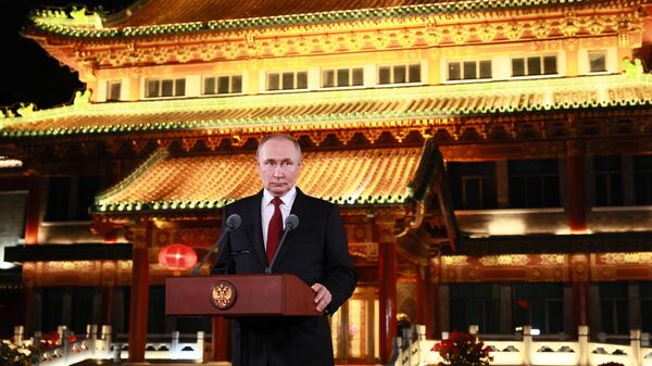 Tổng thống Nga Vladimir Putin tiếp cận các đại diện truyền thông tại Dinh thự Điếu Ngư Đài ở Bắc Kinh. - Sputnik Việt Nam