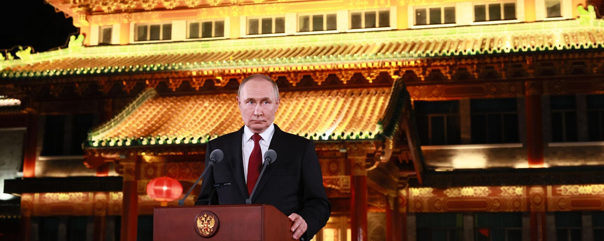 Tổng thống Nga Vladimir Putin tiếp cận các đại diện truyền thông tại Dinh thự Điếu Ngư Đài ở Bắc Kinh. - Sputnik Việt Nam, 1920, 03.09.2025
