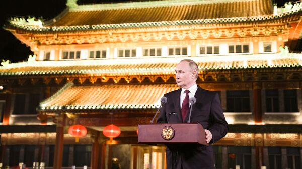 Tổng thống Nga Vladimir Putin tiếp cận các đại diện truyền thông tại Dinh thự Điếu Ngư Đài ở Bắc Kinh. - Sputnik Việt Nam