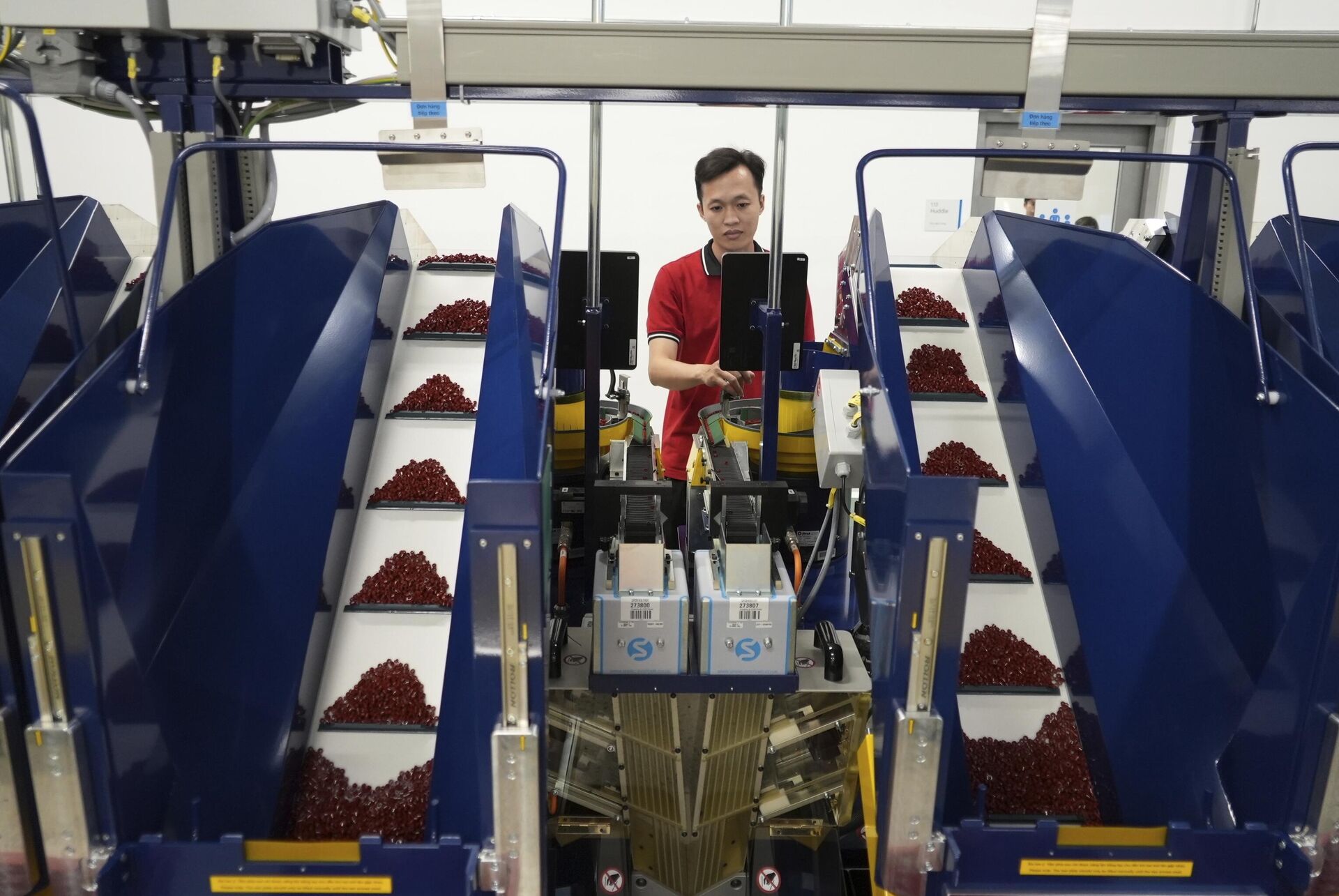 Một công nhân tại nhà máy Lego ở Việt Nam - Sputnik Việt Nam, 1920, 03.09.2025