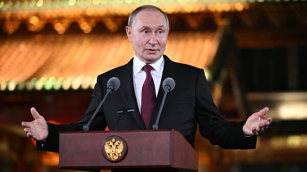 Tổng thống Nga Vladimir Putin tiếp cận các đại diện truyền thông tại Dinh thự Điếu Ngư Đài ở Bắc Kinh - Sputnik Việt Nam