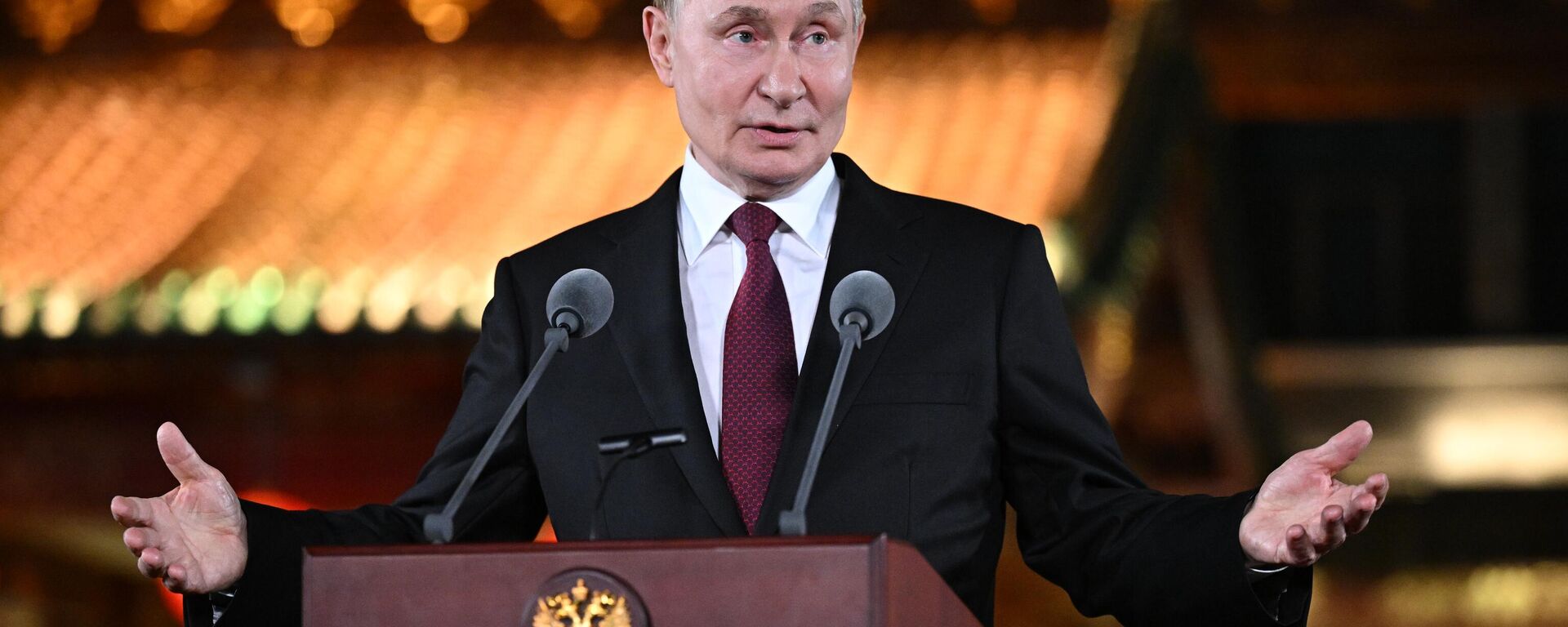 Tổng thống Nga Vladimir Putin tiếp cận các đại diện truyền thông tại Dinh thự Điếu Ngư Đài ở Bắc Kinh - Sputnik Việt Nam, 1920, 04.09.2025