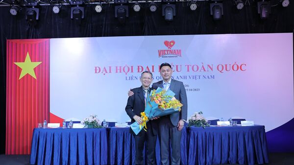 Tân Chủ tịch LĐ Quyền Anh Việt Nam Lưu Tú Bảo trao hoa cho Chủ tịch tiền nhiệm Trần Minh Tiến. - Sputnik Việt Nam