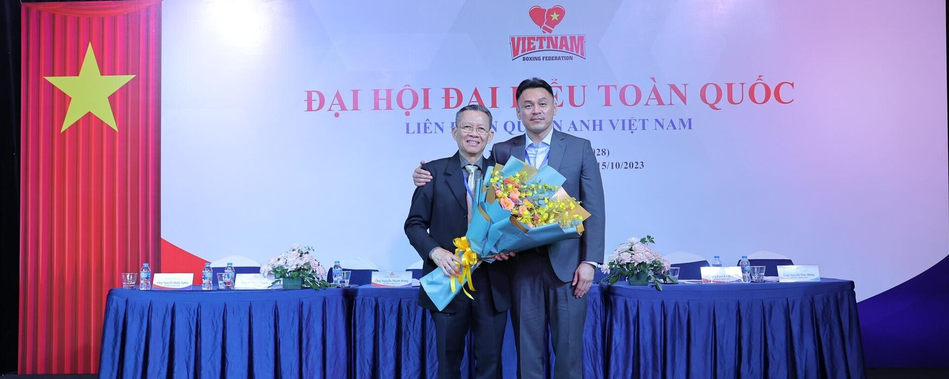 Tân Chủ tịch LĐ Quyền Anh Việt Nam Lưu Tú Bảo trao hoa cho Chủ tịch tiền nhiệm Trần Minh Tiến. - Sputnik Việt Nam, 1920, 04.09.2025