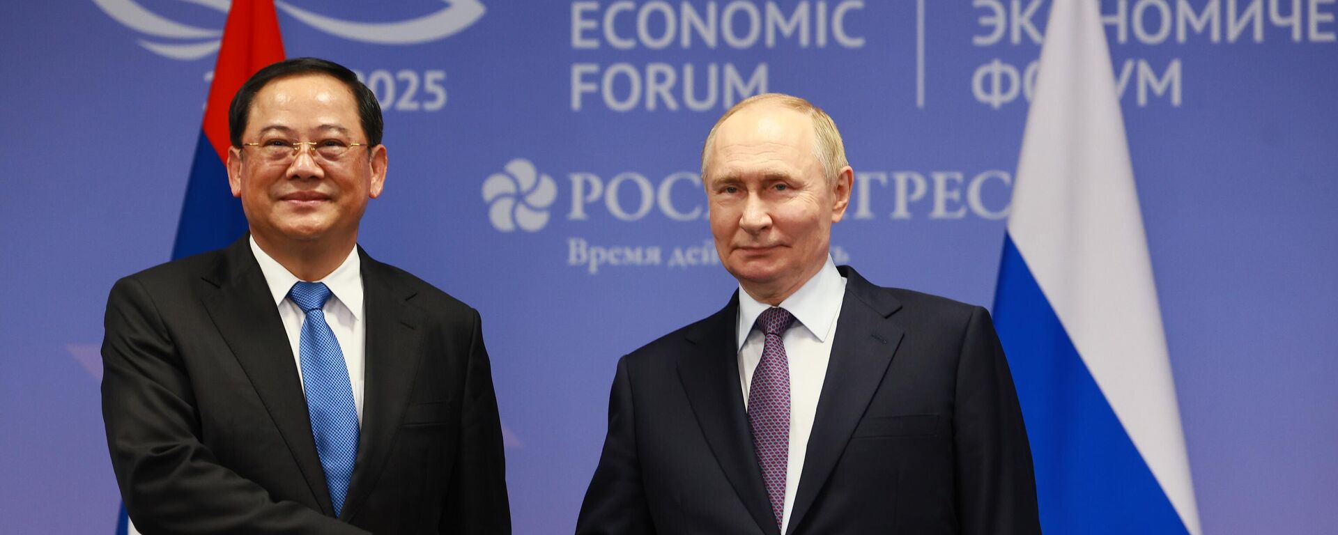 Tổng thống Nga Vladimir Putin và Thủ tướng Lào Sonexay Siphandone trong cuộc gặp bên lề Diễn đàn Kinh tế phương Đông (EEF) tại Vladivostok. - Sputnik Việt Nam, 1920, 04.09.2025