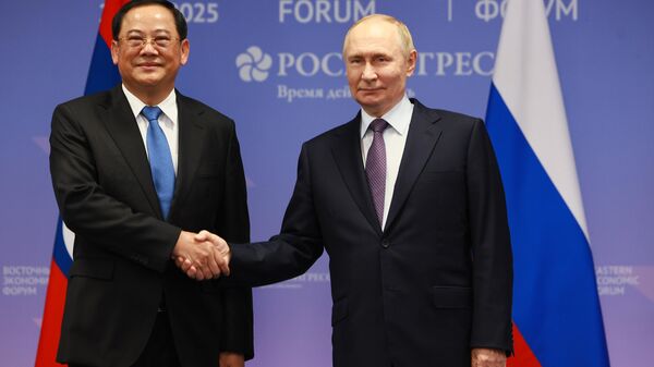 Tổng thống Nga Vladimir Putin và Thủ tướng Lào Sonexay Siphandone trong cuộc gặp bên lề Diễn đàn Kinh tế phương Đông (EEF) tại Vladivostok. - Sputnik Việt Nam