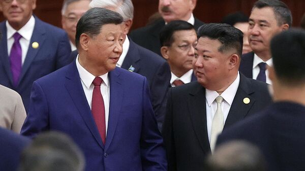 Chủ tịch Trung Quốc Tập Cận Bình và Chủ tịch Quốc vụ viện Triều Tiên Kim Jong-un - Sputnik Việt Nam