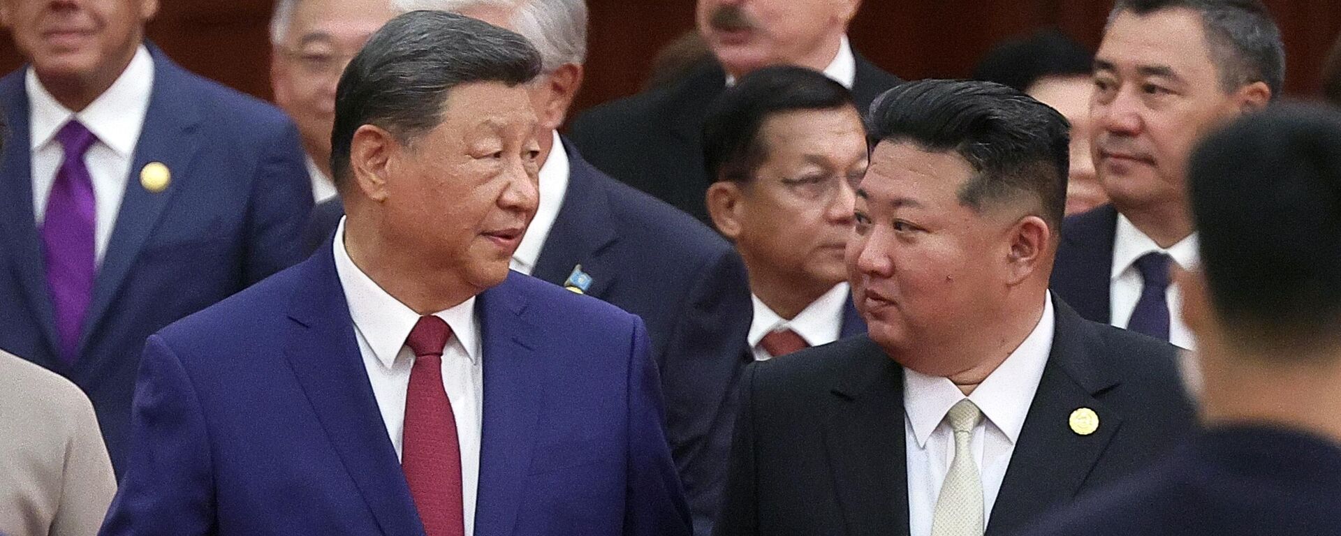 Chủ tịch Trung Quốc Tập Cận Bình và Chủ tịch Quốc vụ viện Triều Tiên Kim Jong-un - Sputnik Việt Nam, 1920, 04.09.2025