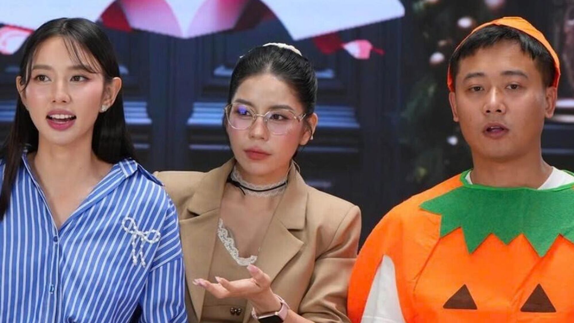 Hoa hậu Thùy Tiên, Hằng Du Mục, Quang Linh Vlogs (từ trái qua) trong một lần livestream bán kẹo Kera Hoa hậu Thùy Tiên, Hằng Du Mục, Quang Linh Vlogs (từ trái qua) trong một lần livestream bán kẹo Kera - Sputnik Việt Nam, 1920, 07.09.2025