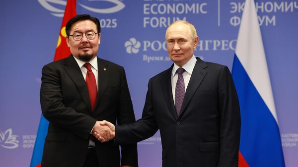 Tổng thống Nga Vladimir Putin và Thủ tướng Mông Cổ Gombojavyn Zandanshatar trong cuộc gặp bên lề Diễn đàn Kinh tế phương Đông (EEF) tại Vladivostok. - Sputnik Việt Nam
