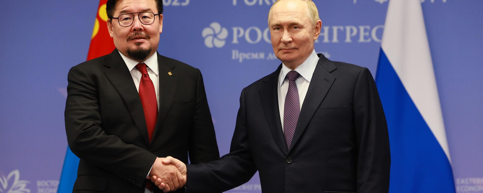 Tổng thống Nga Vladimir Putin và Thủ tướng Mông Cổ Gombojavyn Zandanshatar trong cuộc gặp bên lề Diễn đàn Kinh tế phương Đông (EEF) tại Vladivostok. - Sputnik Việt Nam, 1920, 04.09.2025