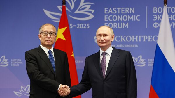 Tổng thống Nga Vladimir Putin và Ủy viên Bộ Chính trị Ban Chấp hành Trung ương Đảng Cộng sản Trung Quốc, Phó Chủ tịch Ủy ban Thường vụ Đại hội Đại biểu Nhân dân Toàn quốc Lý Hồng Trung trong cuộc gặp bên lề Diễn đàn Kinh tế Phương Đông (EEF) tại Vladivostok. - Sputnik Việt Nam