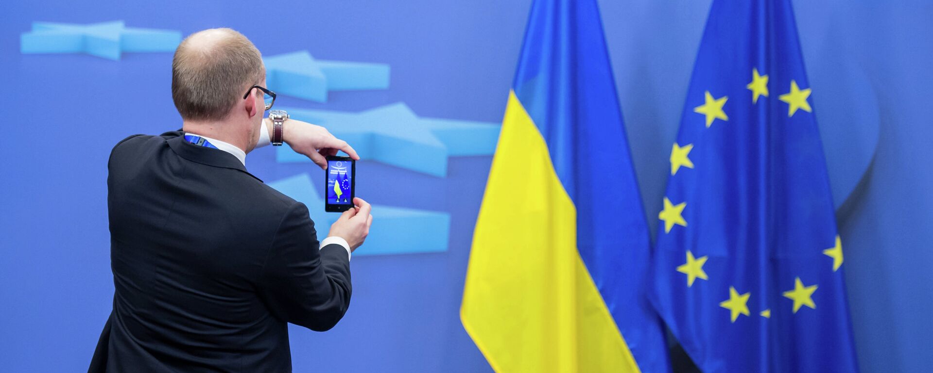 Cờ Ukraina và cờ EU - Sputnik Việt Nam, 1920, 14.11.2025