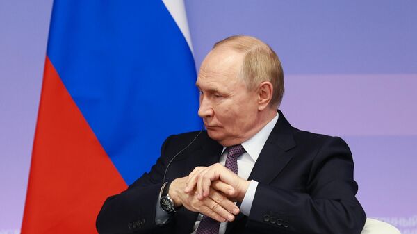 Vladimir Putin (EEF-2025) - Sputnik Việt Nam