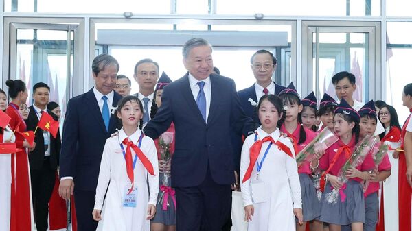 Tổng Bí thư Tô Lâm, các đồng chí lãnh đạo, nguyên lãnh đạo Đảng Nhà nước dự Lễ kỷ niệm 80 năm truyền thống ngành Giáo dục.  - Sputnik Việt Nam