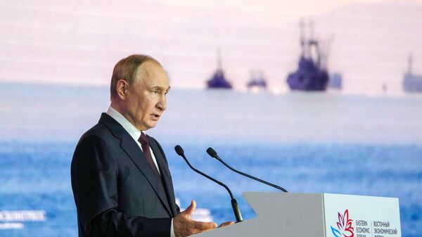 Tổng thống Nga Vladimir Putin (EEF-2025) - Sputnik Việt Nam