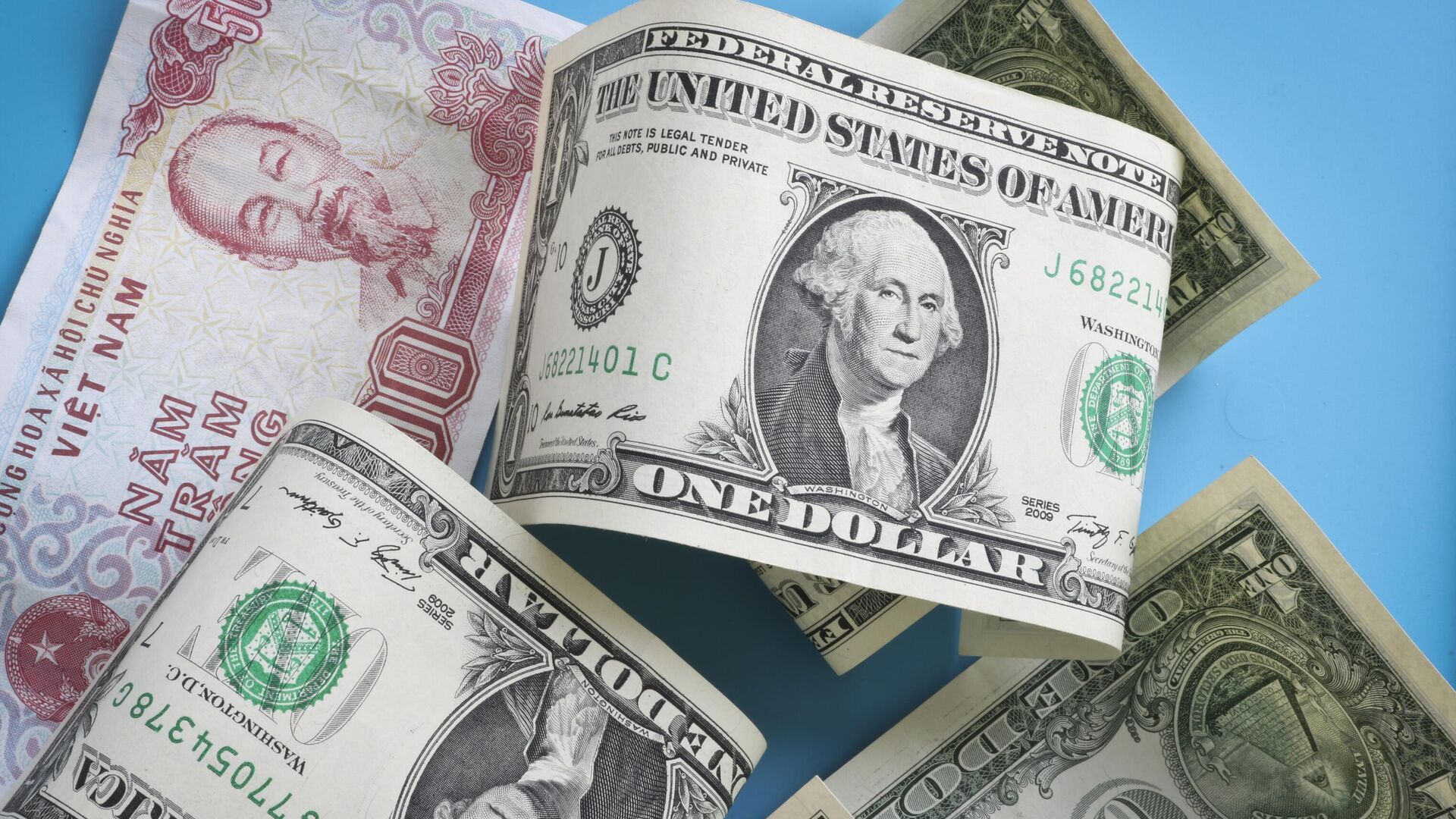 Tiền đô la Mỹ và tiền đồng Việt Nam Tiền đô la Mỹ và tiền đồng Việt Nam - Sputnik Việt Nam, 1920, 05.09.2025