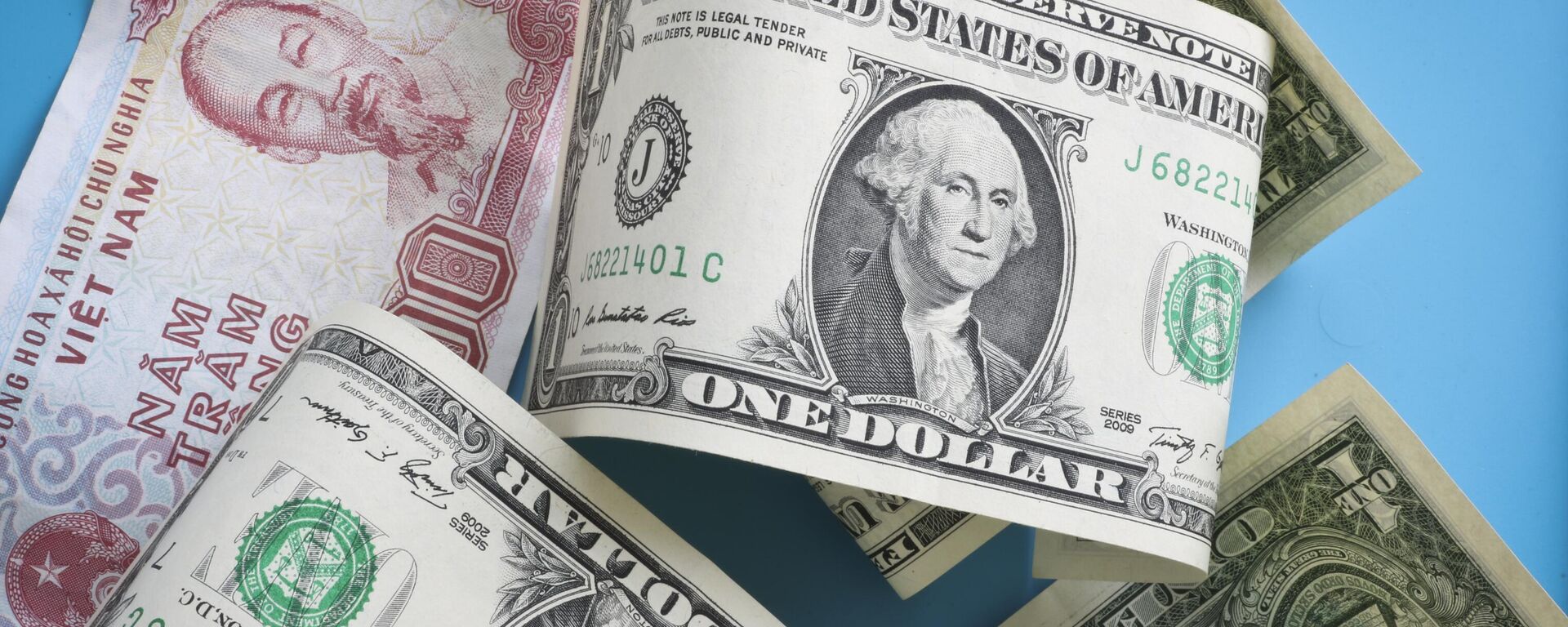 Tiền đô la Mỹ và tiền đồng Việt Nam - Sputnik Việt Nam, 1920, 05.09.2025