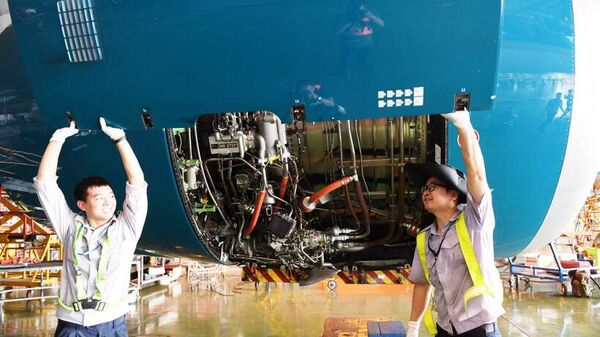Nhân viên kỹ thuật kiểm tra, bảo dưỡng động cơ máy bay - Sputnik Việt Nam