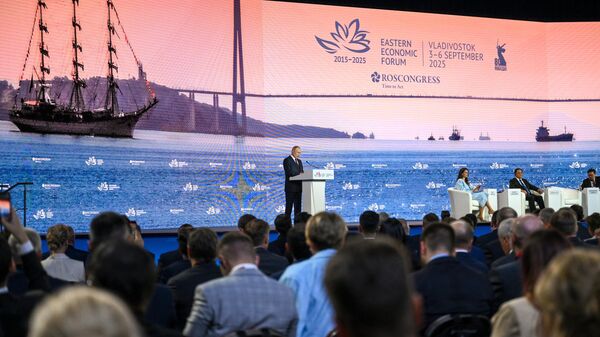 Tổng thống Nga Vladimir Putin tại phiên họp toàn thể của Diễn đàn Kinh tế Phương Đông - Sputnik Việt Nam
