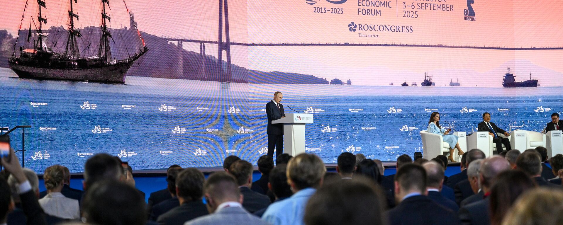 Tổng thống Nga Vladimir Putin tại phiên họp toàn thể của Diễn đàn Kinh tế Phương Đông - Sputnik Việt Nam, 1920, 06.09.2025