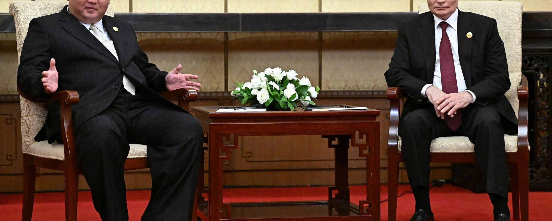 Tổng thống Nga Vladimir Putin và Chủ tịch nước CHDCND Triều Tiên Kim Jong-un trong một cuộc gặp tại Bắc Kinh. - Sputnik Việt Nam, 1920, 05.09.2025