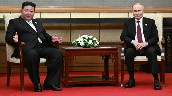 Tổng thống Nga Vladimir Putin và Chủ tịch nước CHDCND Triều Tiên Kim Jong-un trong một cuộc gặp tại Bắc Kinh. - Sputnik Việt Nam