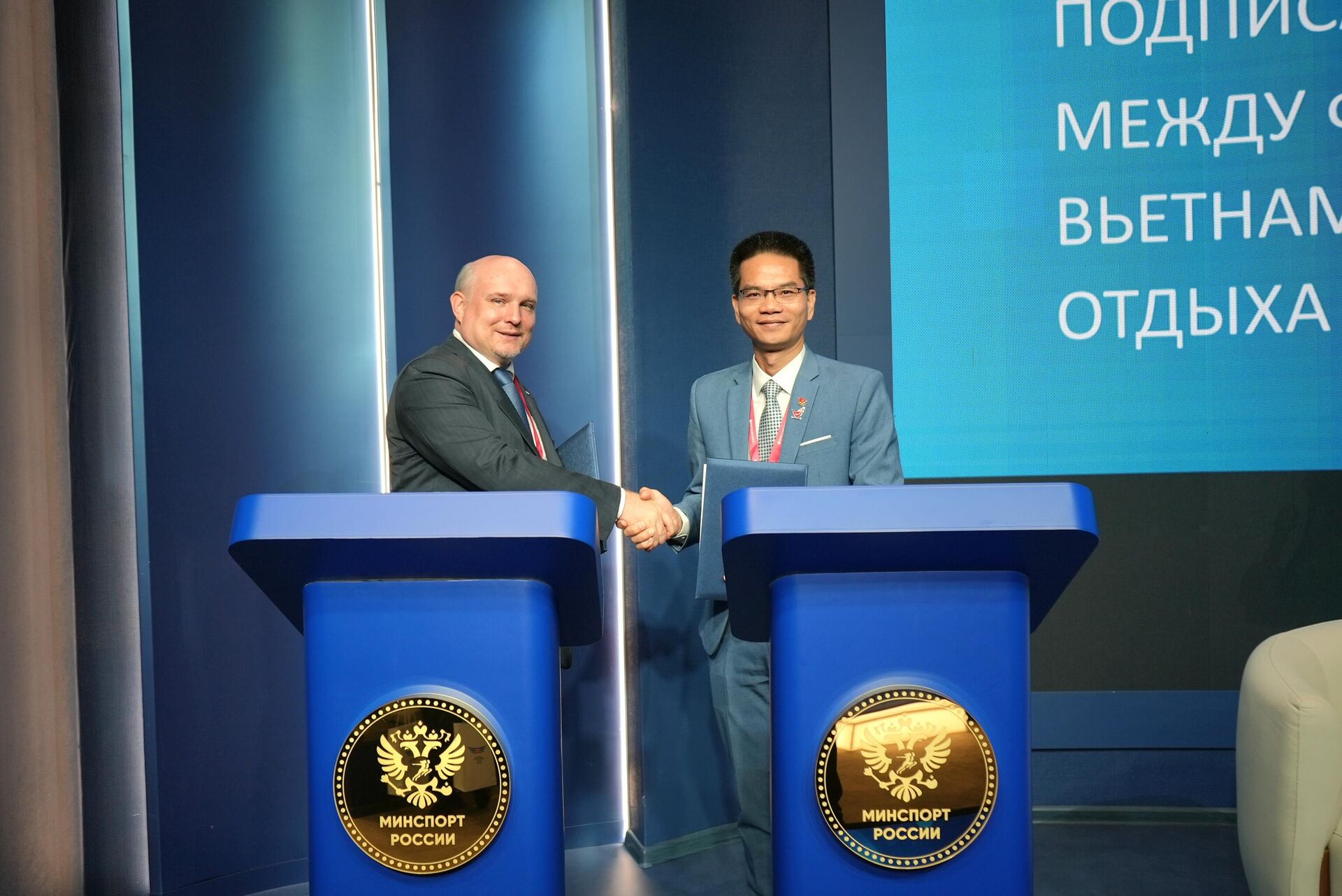 Chủ tịch VIRESA Đỗ Việt Hùng tại phiên thảo luận trong khuôn khổ diễn đàn với chủ đề “ Russia and World: New horizons of Esports” - Sputnik Việt Nam, 1920, 08.09.2025