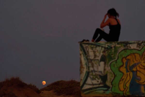Mặt Trăng mọc trước khi xảy ra nguyệt thực tại Hadera, Israel - Sputnik Việt Nam