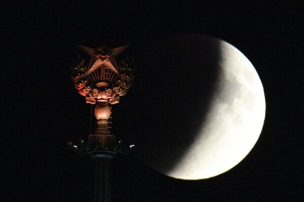 Mặt Trăng trong lúc nguyệt thực tại Moskva - Sputnik Việt Nam