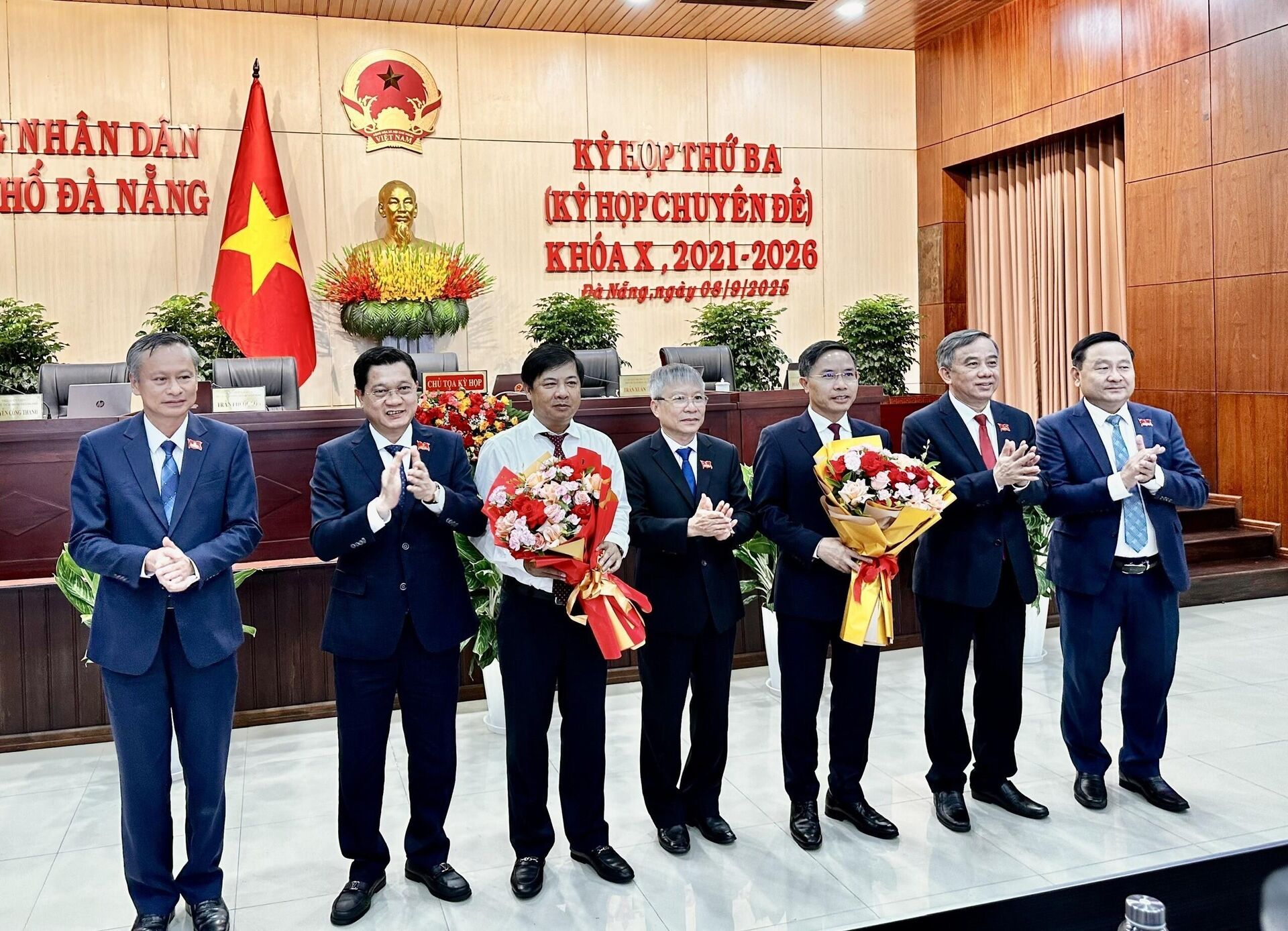 Tặng hoa chúc mừng tân Chủ tịch UBND thành phố Đà Nẵng Phạm Đức Ấn và nguyên Chủ tịch UBND thành phố Đà Nẵng Lương Nguyễn Minh Triết tại kỳ họp
 - Sputnik Việt Nam, 1920, 08.09.2025