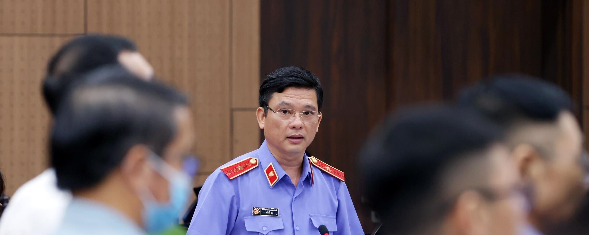 Đại diện Viện Kiểm sát công bố bản cáo trạng đối với các bị cáo Đại diện Viện Kiểm sát công bố bản cáo trạng đối với các bị cáo - Sputnik Việt Nam, 1920, 08.09.2025