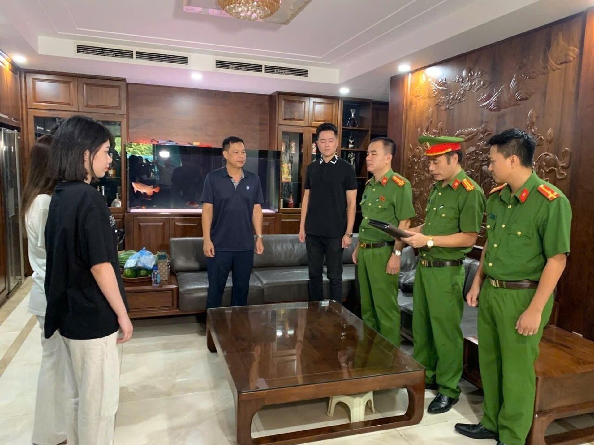 Công an Thanh Hóa thực hiện quyết định khám xét khẩn cấp nơi ở của Mạnh gỗ - Sputnik Việt Nam, 1920, 08.09.2025