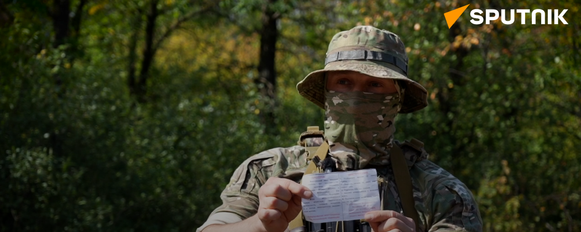 Người lính Nga cho xem tờ truyền đơn kêu gọi binh sĩ Ukraina đầu hàng - Sputnik Việt Nam, 1920, 09.09.2025