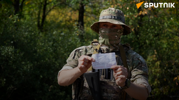 Người lính Nga cho xem tờ truyền đơn kêu gọi binh sĩ Ukraina đầu hàng - Sputnik Việt Nam