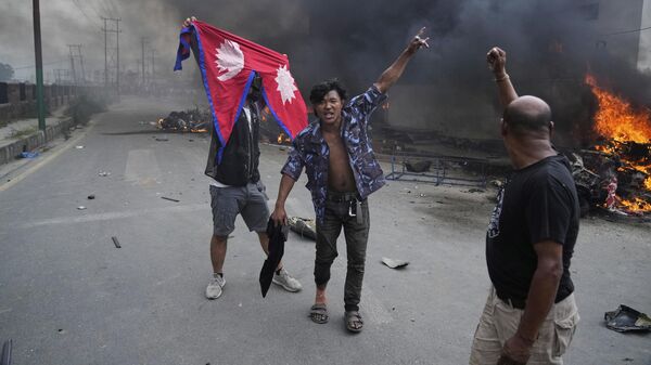 Những người biểu tình phá hoại văn phòng trung ương của đảng cầm quyền Quốc hội Nepal trong cuộc biểu tình phản đối lệnh cấm mạng xã hội ở Kathmandu, Nepal - Sputnik Việt Nam