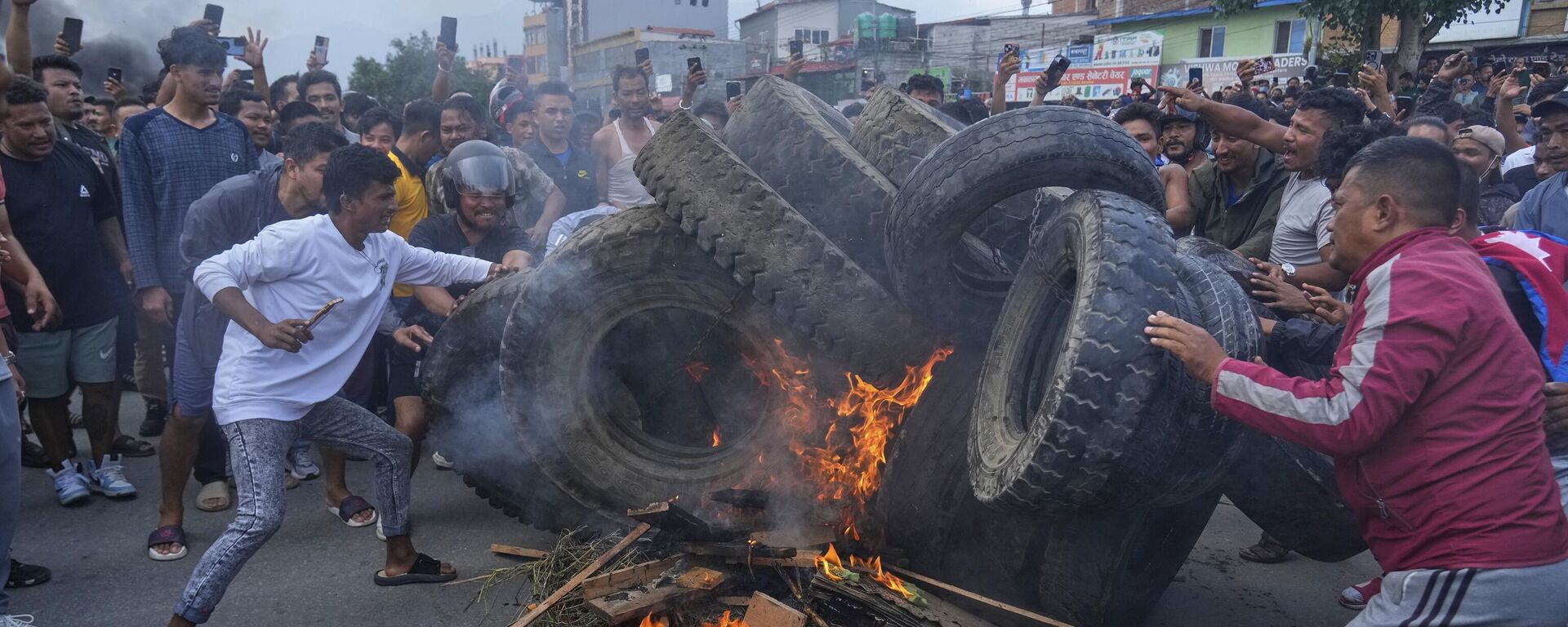 Những người biểu tình phản đối lệnh cấm mạng xã hội và tham nhũng đốt lốp xe trong giờ giới nghiêm ở Kathmandu, Nepal - Sputnik Việt Nam, 1920, 10.09.2025
