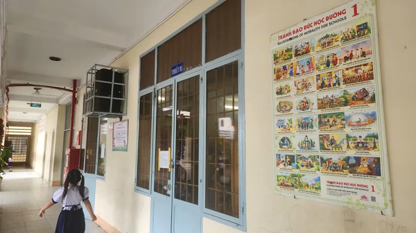 Tranh đạo đức học đường được dán trên tường trường tiểu học Quang Trung, phường Phú Mỹ. - Sputnik Việt Nam