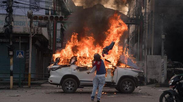 Chiếc xe hơi bốc cháy trong thời gian diễn ra biểu tình ở Nepal - Sputnik Việt Nam